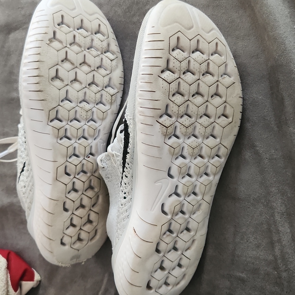 Nike White and Black Knit Sneakers - Picture 4 of 6